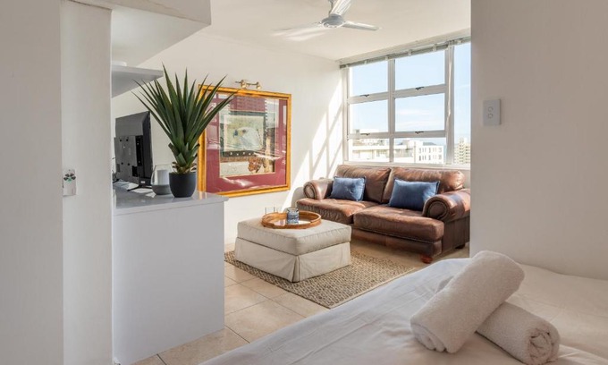Three Anchor Bay Apartment | Montclaire 50F