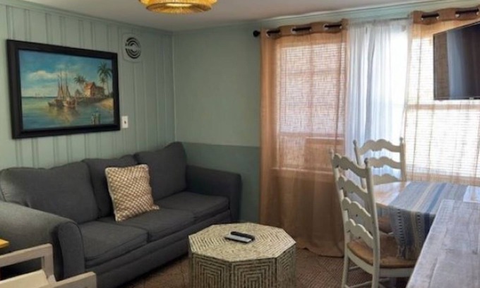Biltmore Beach Hotel | Monterey Motel - Beach Cottage 11 at Beach Access 8. Large Pool. Newly Remodeled