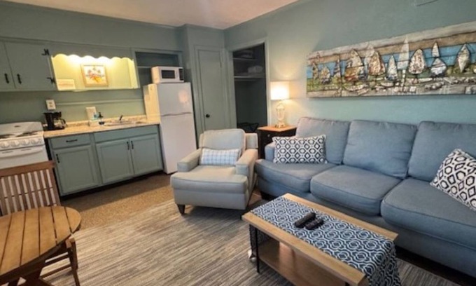 Biltmore Beach Hotel | Monterey Motel - Guest Room 4 @ Beach Access 8. Large Pool. Newly Remodeled