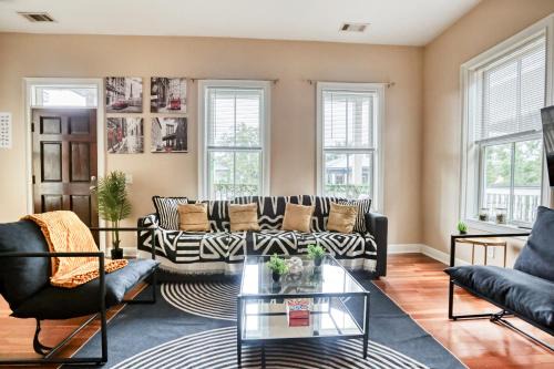 Metropolitan House | Monthly Stays! - 5 mins to DT, Forsyth & Starland - Mini Gym - Balcony - Parking