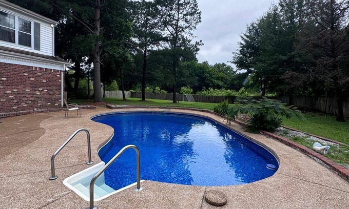 Cordova House | MONTHLY STAYS-Elegant 6 BR+ Extra Space Beds with Pool-Near Golf Course