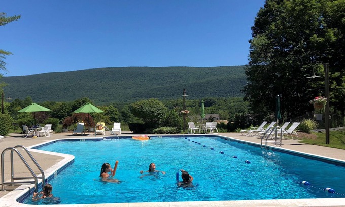 Manchester Center Condo | Monthly vacation rental - Charming and rustic Manchester, Vermont Condo 3000