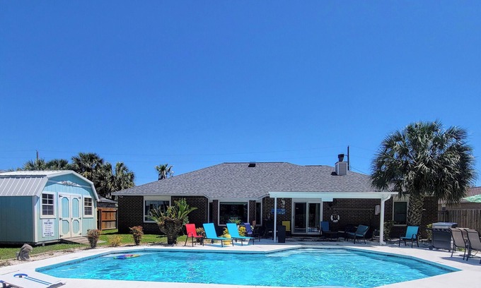 Navarre House | Montly 3600n2 Weeks 1900nPrivate in ground pool. 10 minutes to Beach/Golf