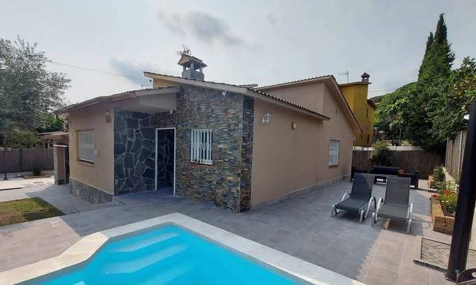 Sant Antoni de Vilamajor Ski Chalet | Montseny house with swimming pool, barbecue, fireplace and garden (pets welcome)