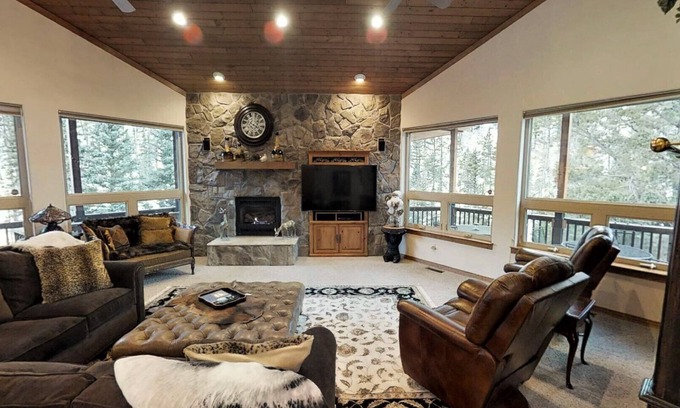 Red River House | Moon River - Newly Renovated - On the River - Secluded - Washer/Dryer - Hot Tub