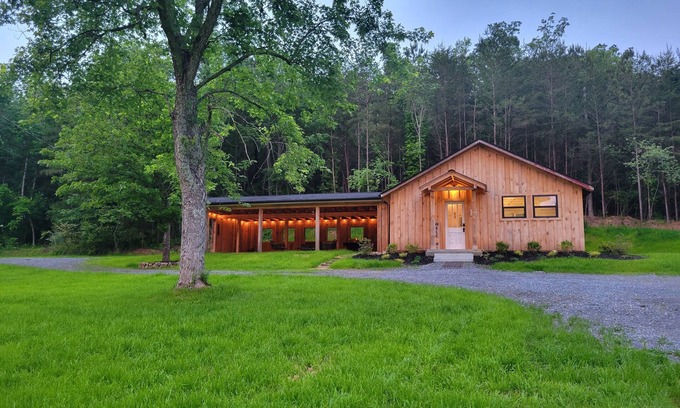 Rydal Cabin | Moon tree cabin 🌙🌲 2-bedrooms in Rydal, close to Buc-ee's! Outside shower!