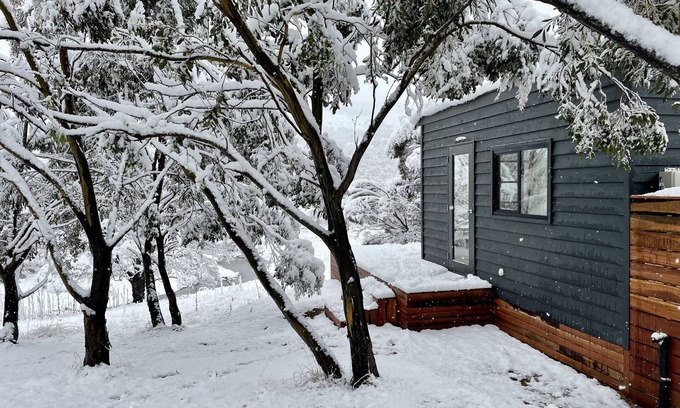 Moonbah Cabin | Moonbah Escapes "Wallaby" - Secluded Riverside tiny house in the Snowy Mountains