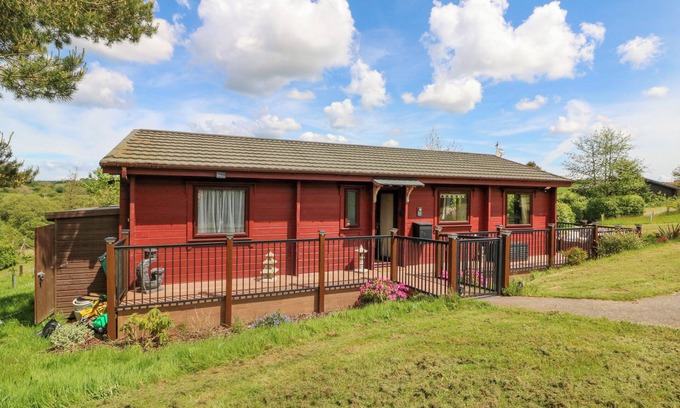 Hartland Cottage | MOONLAKE LODGE, pet friendly, with a garden in Woolfardisworthy