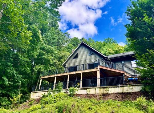 Horse Shoe House | MOONLIGHT MOUNTAIN MANOR - Cedar Hot Tub, Views & Games