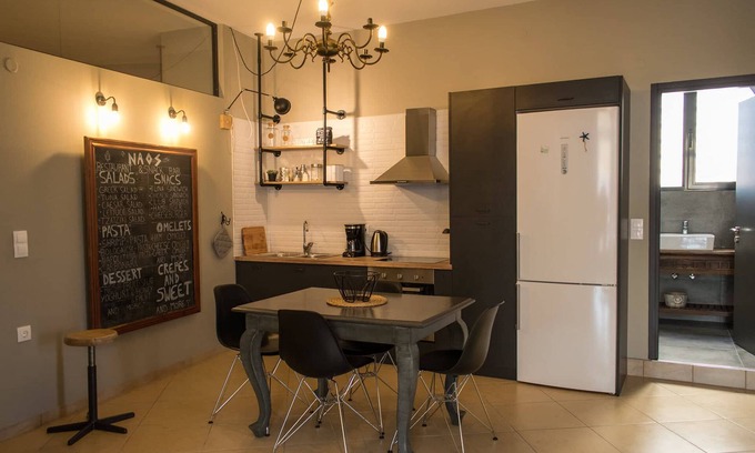 Lesvos House | Moonstone house B. Ermou 167 apartment