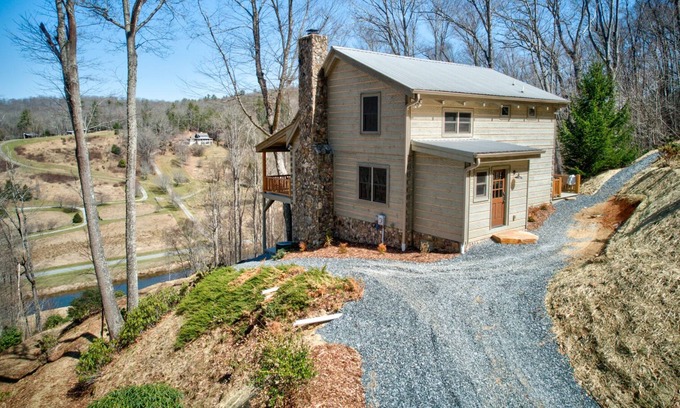 Boone Cabin | Moose Creek Lodge NEW LISTING! Updated cabin with hot tub, pool table, & mountain and river views!