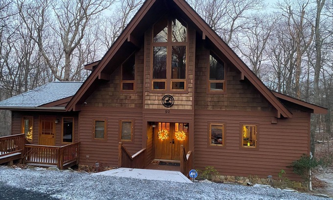 Pedlars Edge Cabin | Moose Lodge/Great for Families/Walk to Slopes/Hot Tub/Pool Table/Fire Pit