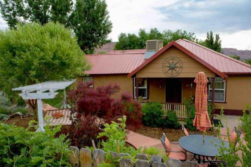 Moab House | Moosewood Cottage - Hot Tub, Downtown, Dog Friendly