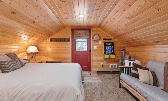 Island Park Apartment | Moosewood Studio | Walk to Lake + 35 min to YSNP