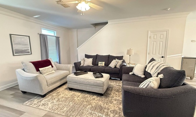 Starkville House | More Cowbell-Minutes to MSU, 4 BR/4.5 BA Newly Renovated, King Bed, Pet Friendly