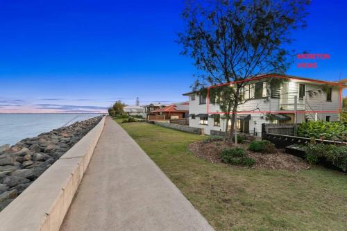 Beachmere Apartment | Moreton Views!