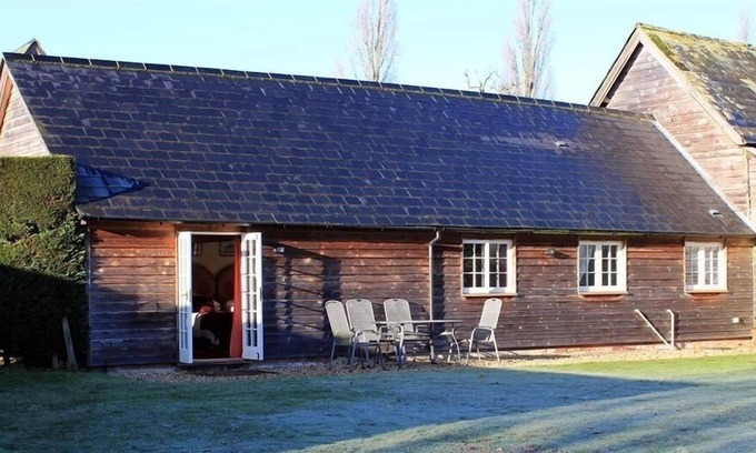 Romsey Cottage | MORNINGSIDE, pet friendly, character holiday cottage in Romsey