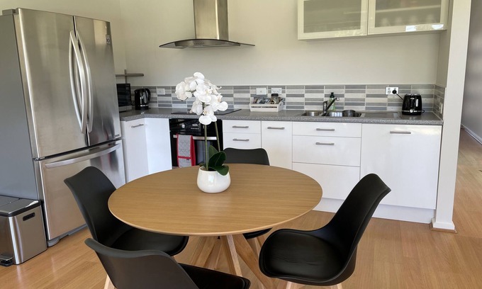 Mornington House | Mornington guesthouse- 8 minutes from the beach!