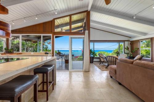 Kahaluu Bay House | MOST POPULAR SNORKELING & SURFING BEACH ! Turtles!