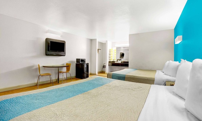 Cascade Hotel | Motel 6 Anderson, CA - Redding Airport