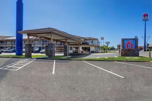 Cascade Hotel | Motel 6-Anderson, CA - Redding Airport