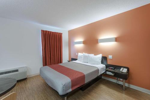 Brandon Hotel | Motel 6-Brandon, MB