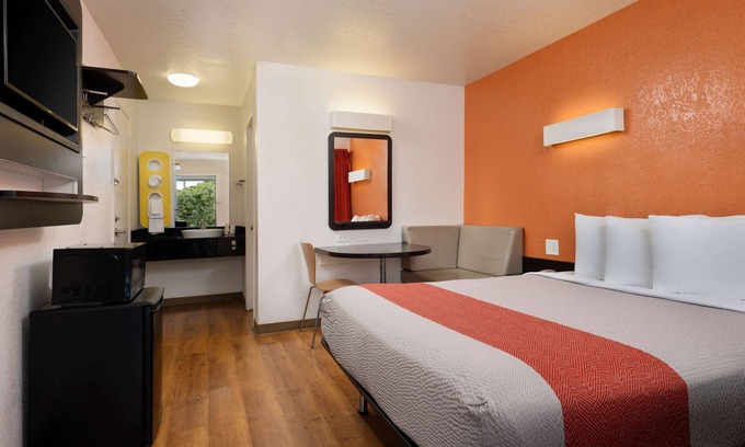 Camarillo Hotel | Motel 6 Camarillo, CA