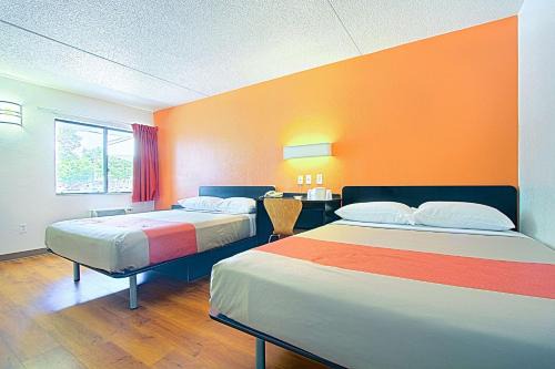 East Brunswick Hotel | Motel 6-East Brunswick, NJ