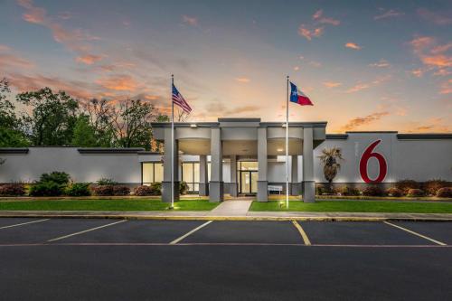 Henderson Hotel | Motel 6-Henderson, TX