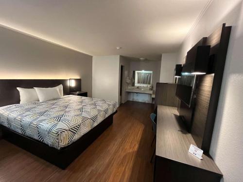 Junction Hotel | Motel 6 Junction, TX Llano River