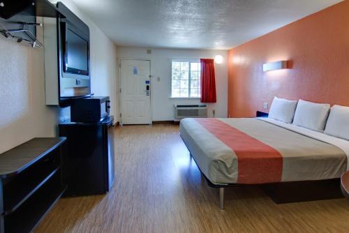 Mount Pleasant Hotel | Motel 6-Mount Pleasant, TX