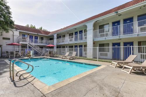 Pinole Hotel | Motel 6-Pinole, CA