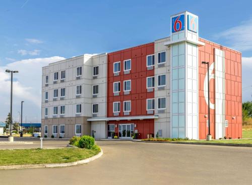 Swift Current Hotel | Motel 6-Swift Current, SK