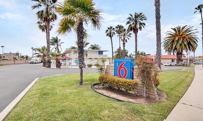 Pierpont Bay Hotel | Motel 6 Ventura, CA - Beach