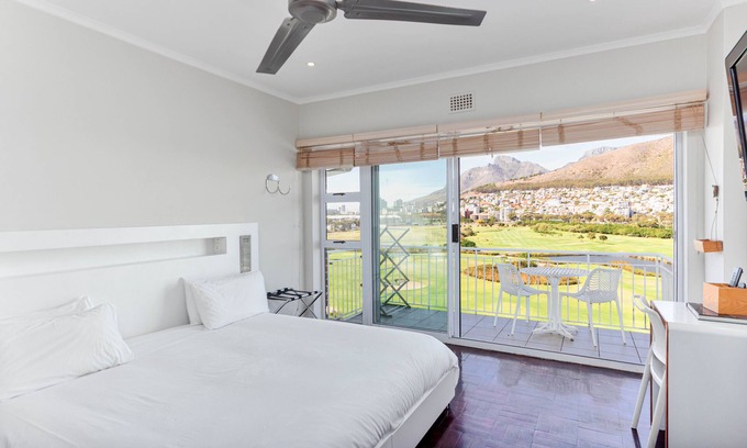 Mouille Point Apartment | Mouille Point Studio Apartment with stunning view