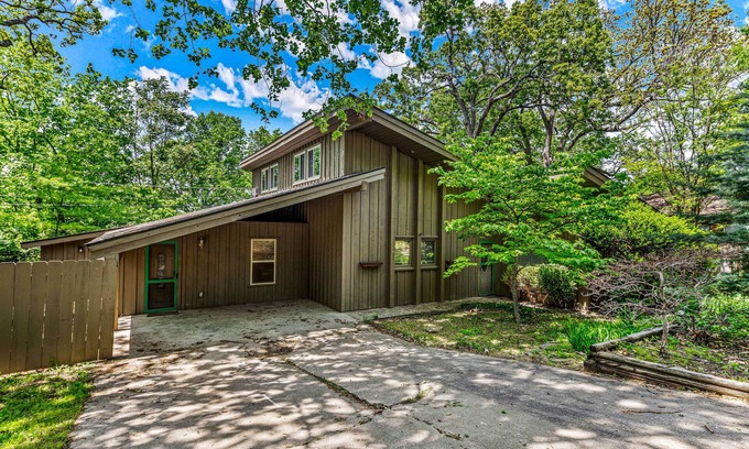 Fayetteville House | Mount Sequoyah retreat with hot tub & wood-burning fireplace - dogs ok