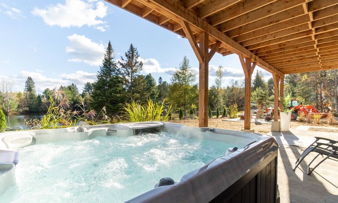 Saint-Calixte House | Mountain and lake view Guest Suite with Spa