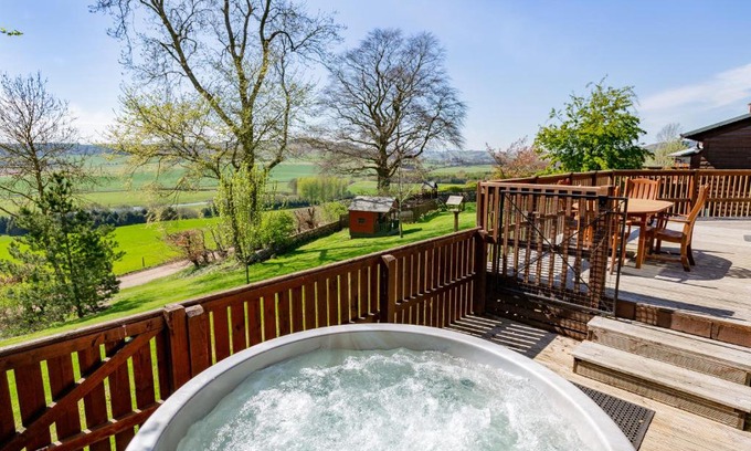Cupar Apartment | Mountain Ash Lodge with Hot Tub