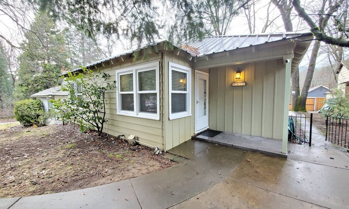 Dunsmuir House | Mountain Bungalow, tall pines, deck, in town.