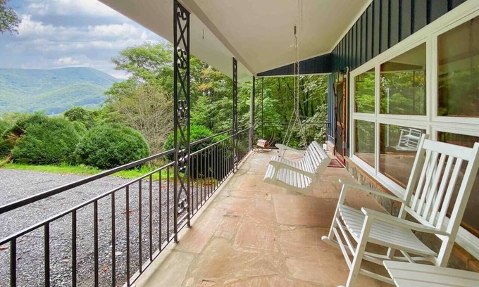 Maggie Valley Cottage | Mountain Dreams- Peaceful, Charming, Pet Friendly
