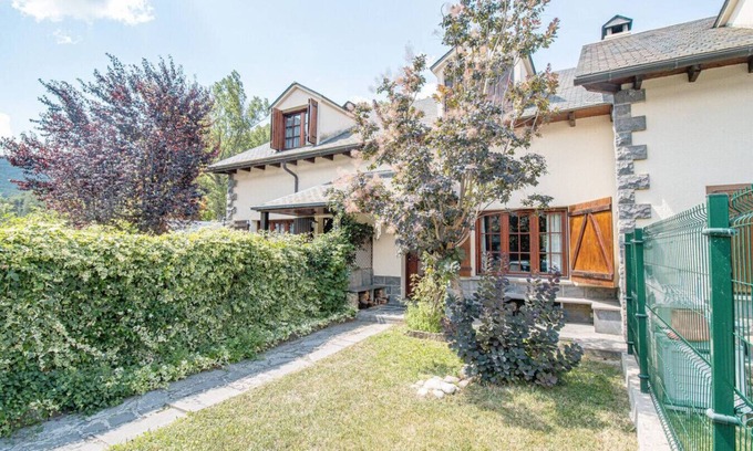 Fiscal Apartment | Mountain Escape for Families & Friends in Pyrenees