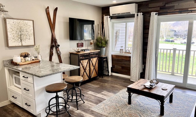 Lincoln Condo | Mountain getaway!Remodeled 1 bedroom,Pool, hot tub