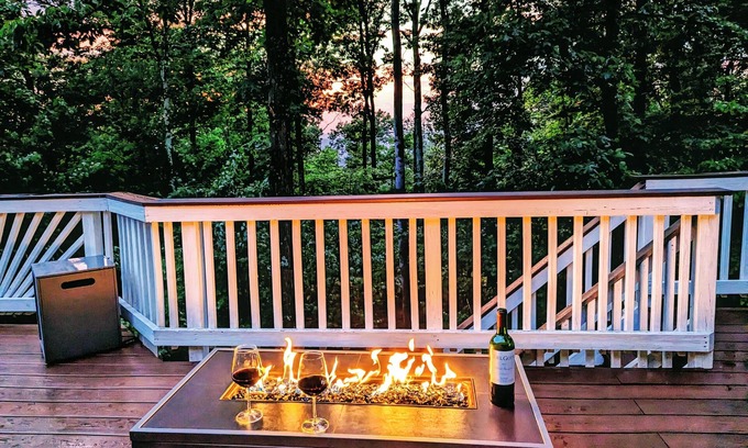 Kabletown House | Mountain Getaway - 7 beds (2 King) - Large Common Area