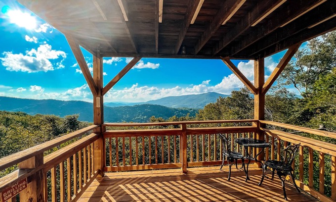 Sugar Mountain Condo | Mountain Haven with Jacuzzi & Fireplace: Spectacular Views in Sugar Mountain, NC