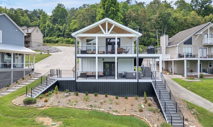 Maynardville House | Mountain Lake Retreat w/Concrete Walkway w/Kayaks