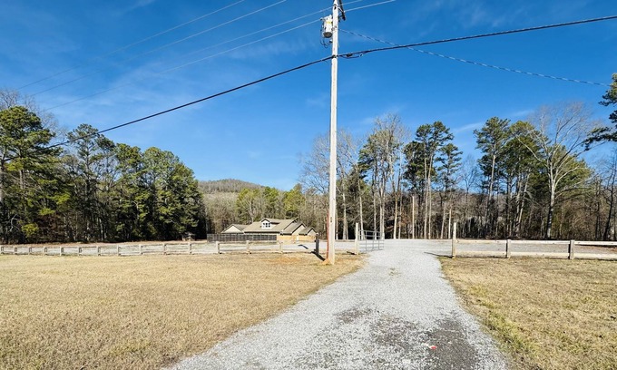 Scottsboro House | Mountain Lakes Lodge - Sleeps 11, 2 King beds, 3 Double Beds, Futon, 3 Bathrooms