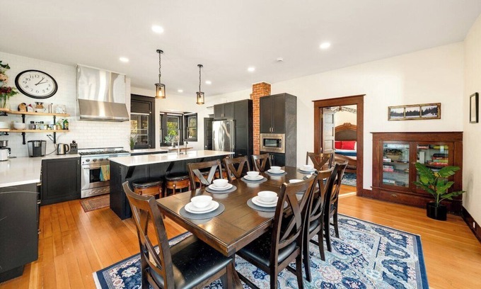 Sandy House | Mountain Manor in Sandy| HotTub |3KingBeds| MtHood