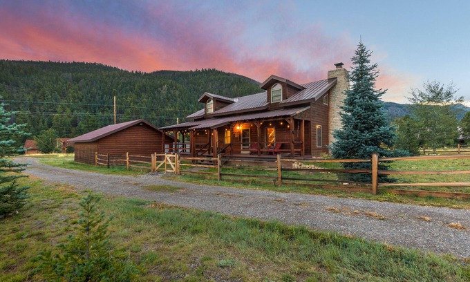 South Fork Cabin | Mountain Modern Cabin - 25 Mins to Wolf Creek Ski Area - Dogs Welcome!