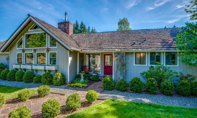 Covington House | Mountain Modern Guest Home-3 acre Lawns, Pond and Gardens