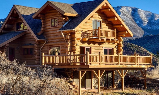 Glenwood Springs House | Mountain Retreat with Deck Ski, Soak, Golf and Hike!